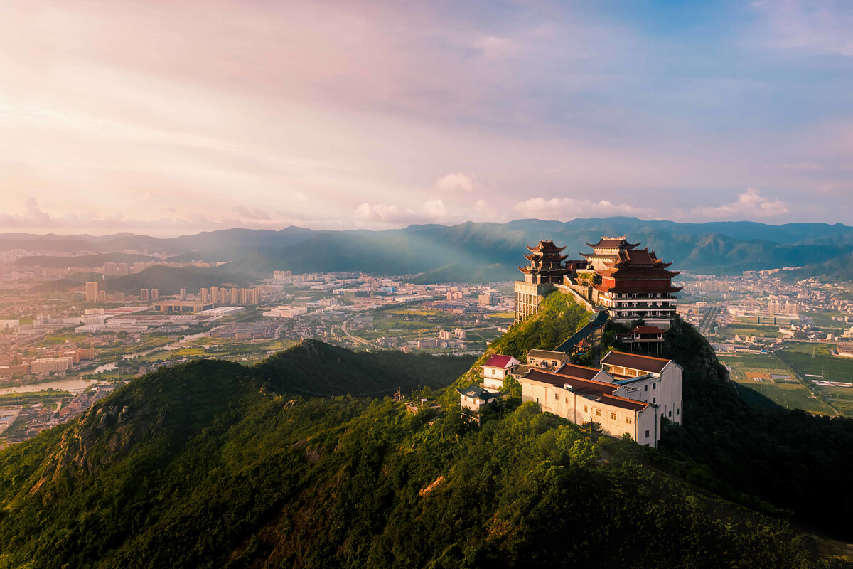 浙江台州温岭市的楼旗尖,是当地地标性建筑,被称为小布达拉宫.当天爬