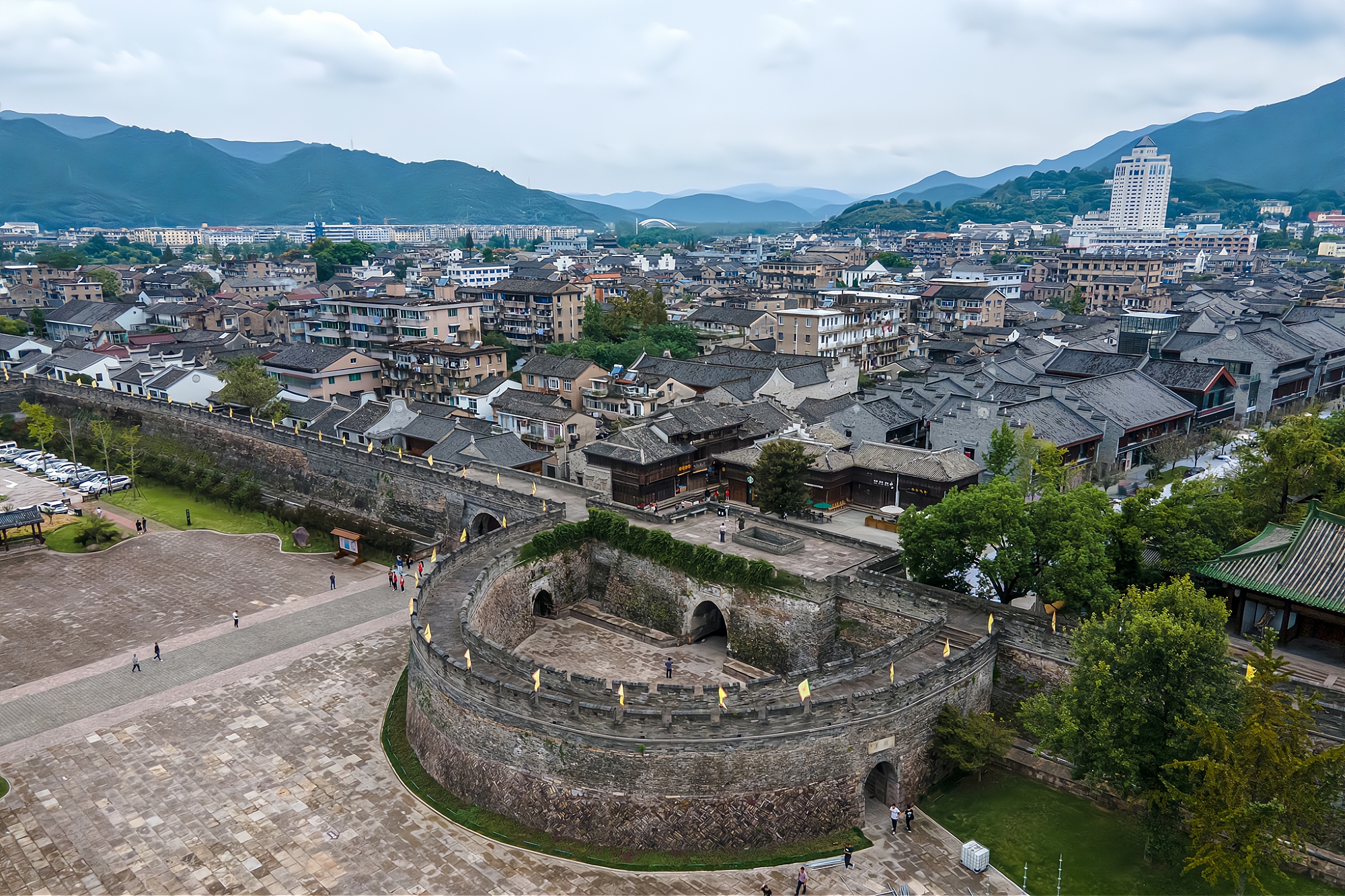 它是临海第一古街,满载了台州府城千余年的古韵遗风,门票免费
